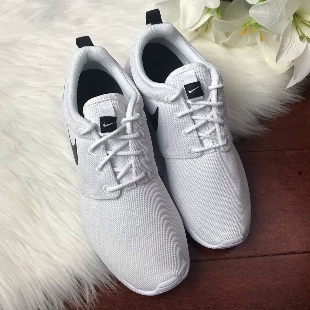 Women Nike Roshe One White - Picture 2 of 8